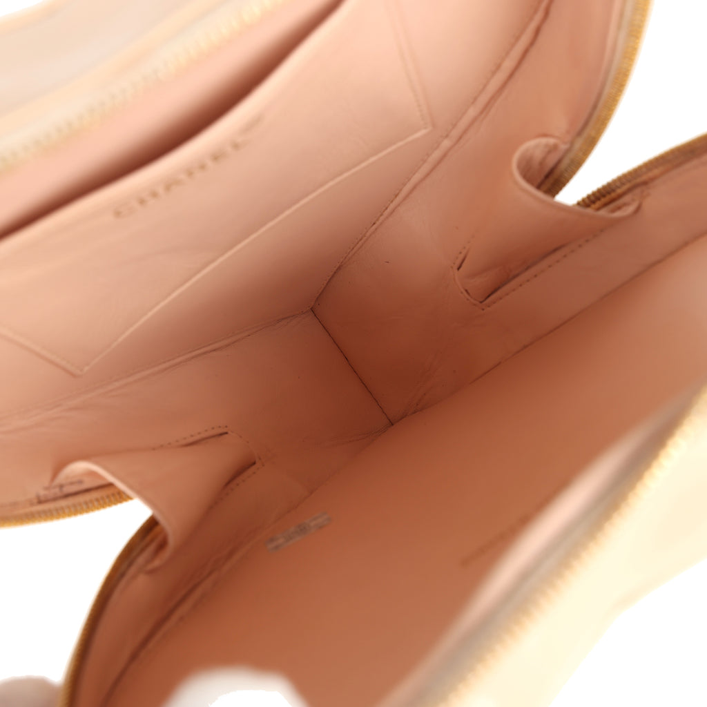 Vintage Chanel Heart Vanity Bag Beige and Black Patent Antique Gold Hardware - Image 9