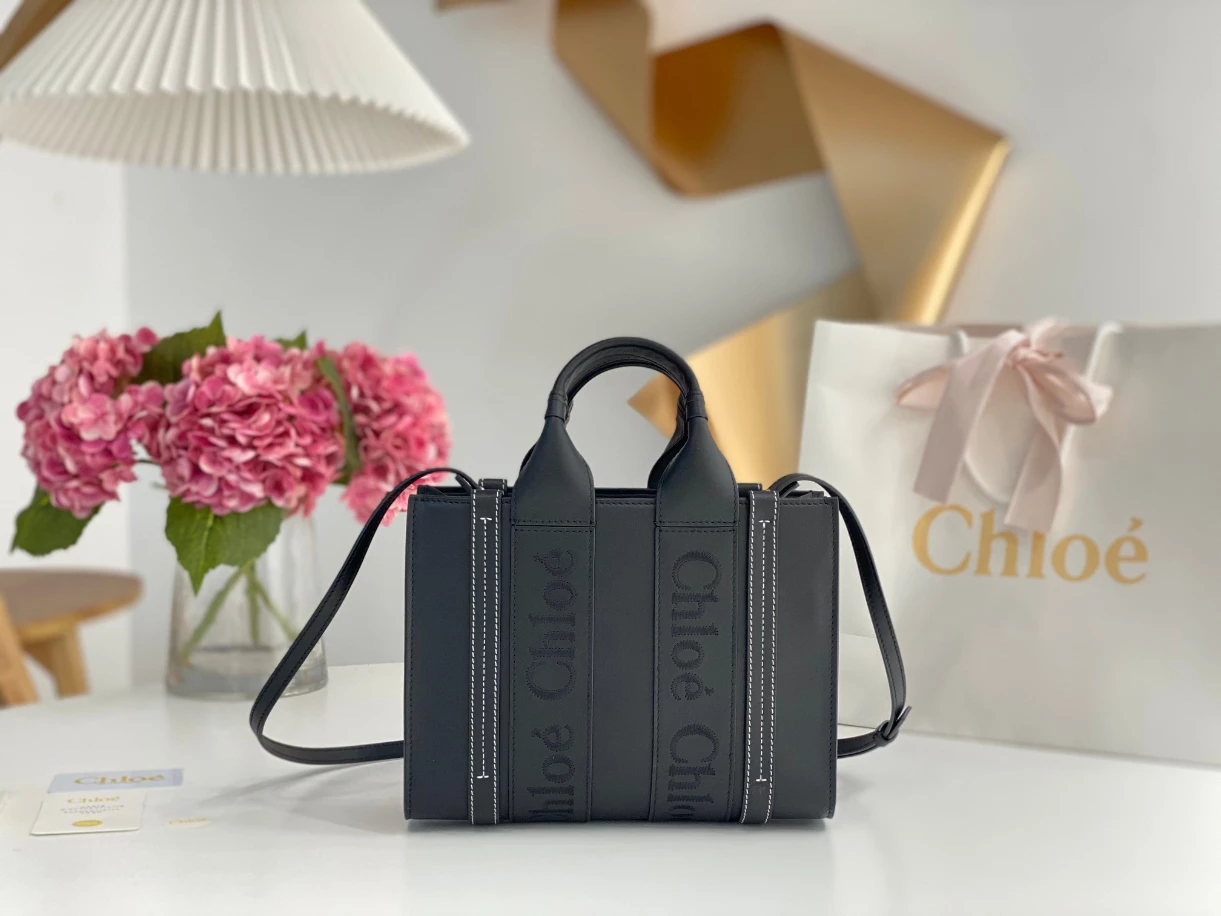 Chloé Small Woody Tote Bag Smooth Calfskin With Chloé Logo Black - MB012 - Image 3