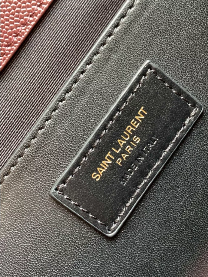 Envelope Medium in Quilted Grain de Poudre Embossed Leather bag - Image 8