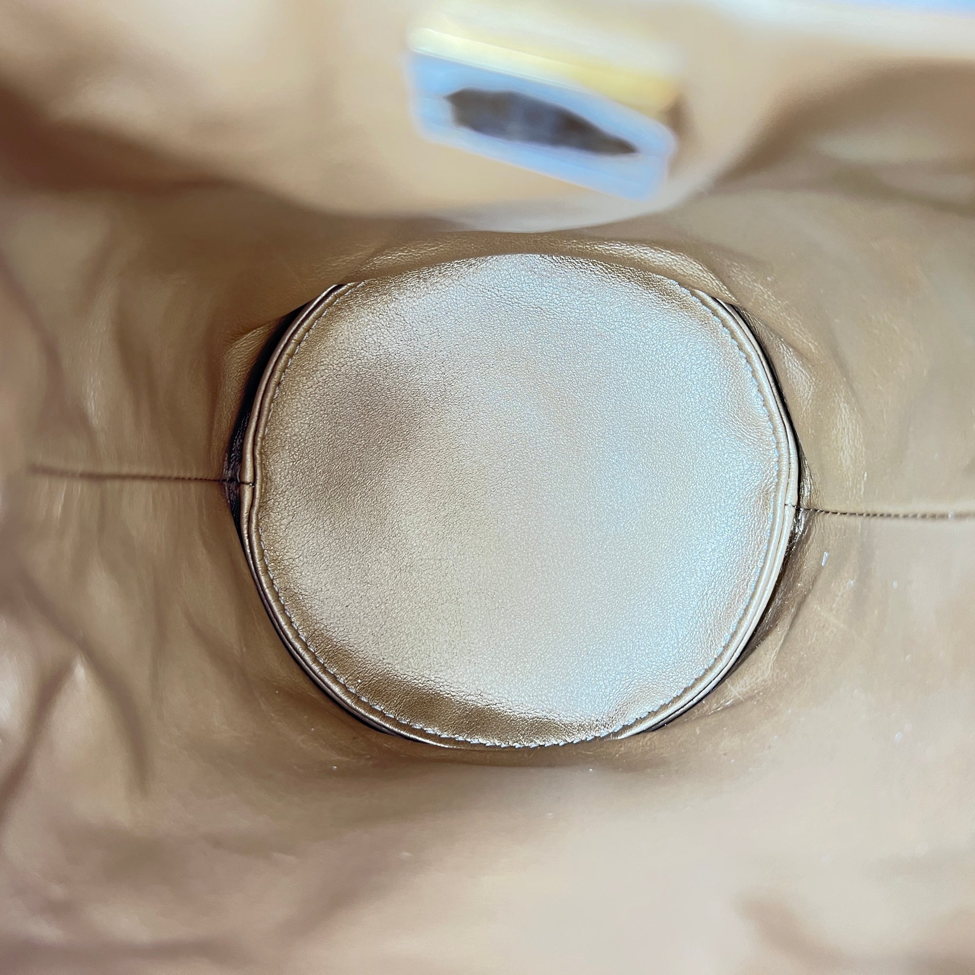 Quilted Pearl Crush Bucket Bag White in Lambskin , Gold Hardware - Image 10