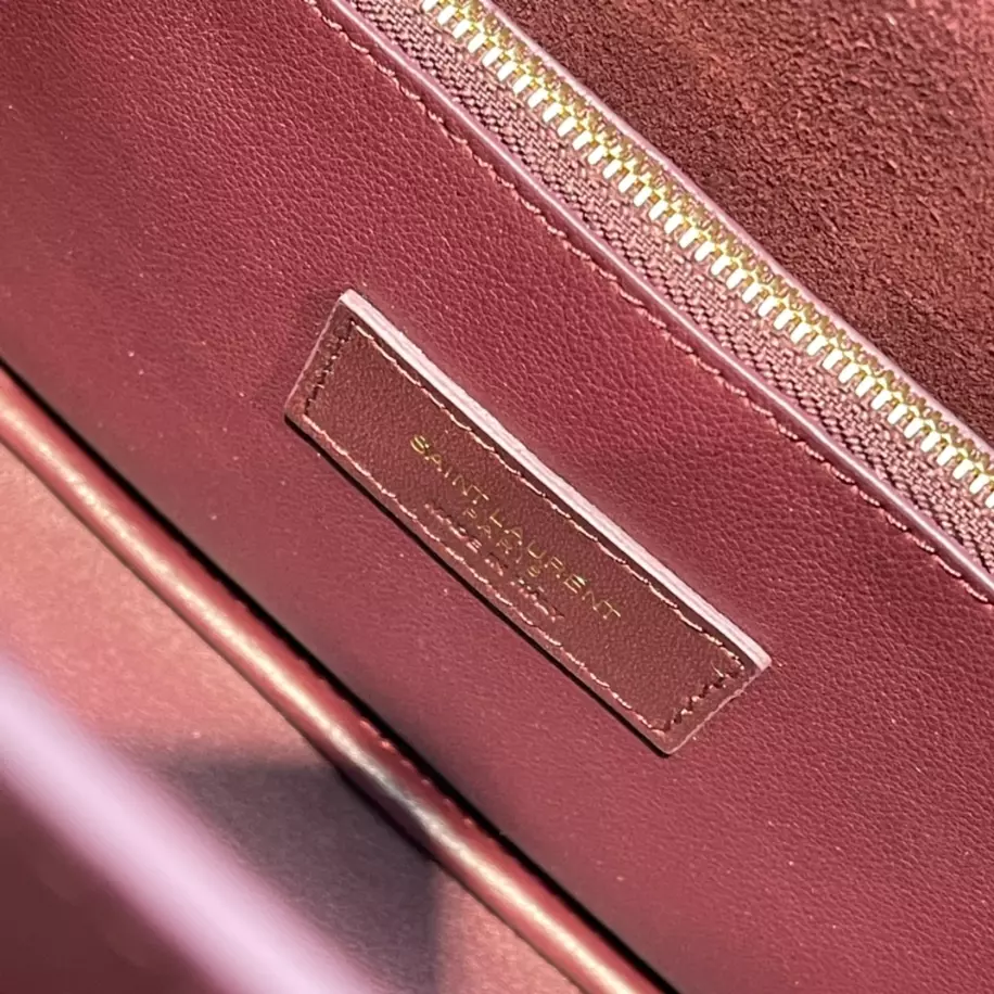 Le 5 à 7 Supple Small in grained leather Bag - Image 8