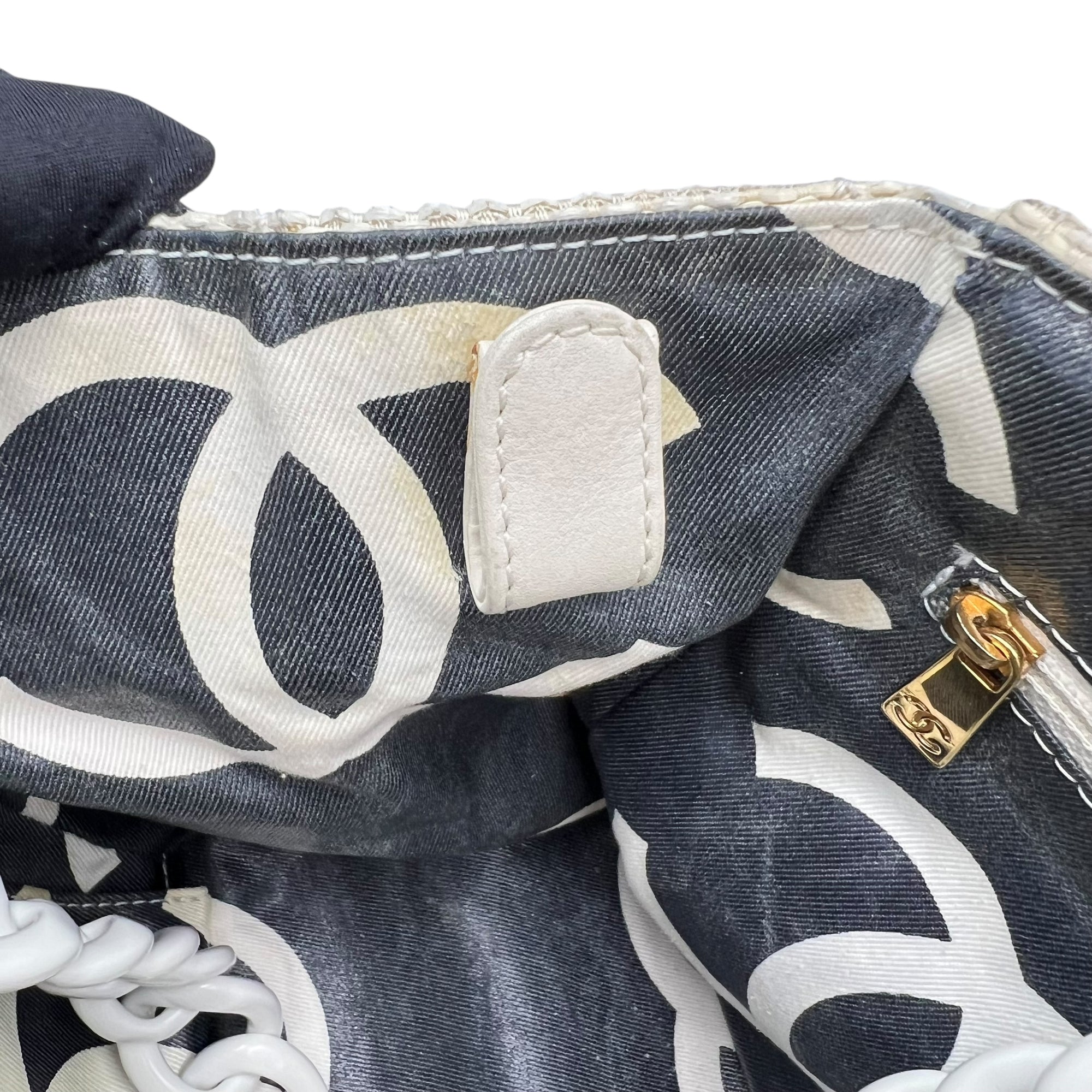 CC White Shoulder Bag in Raffia, Resin hardware - Image 9