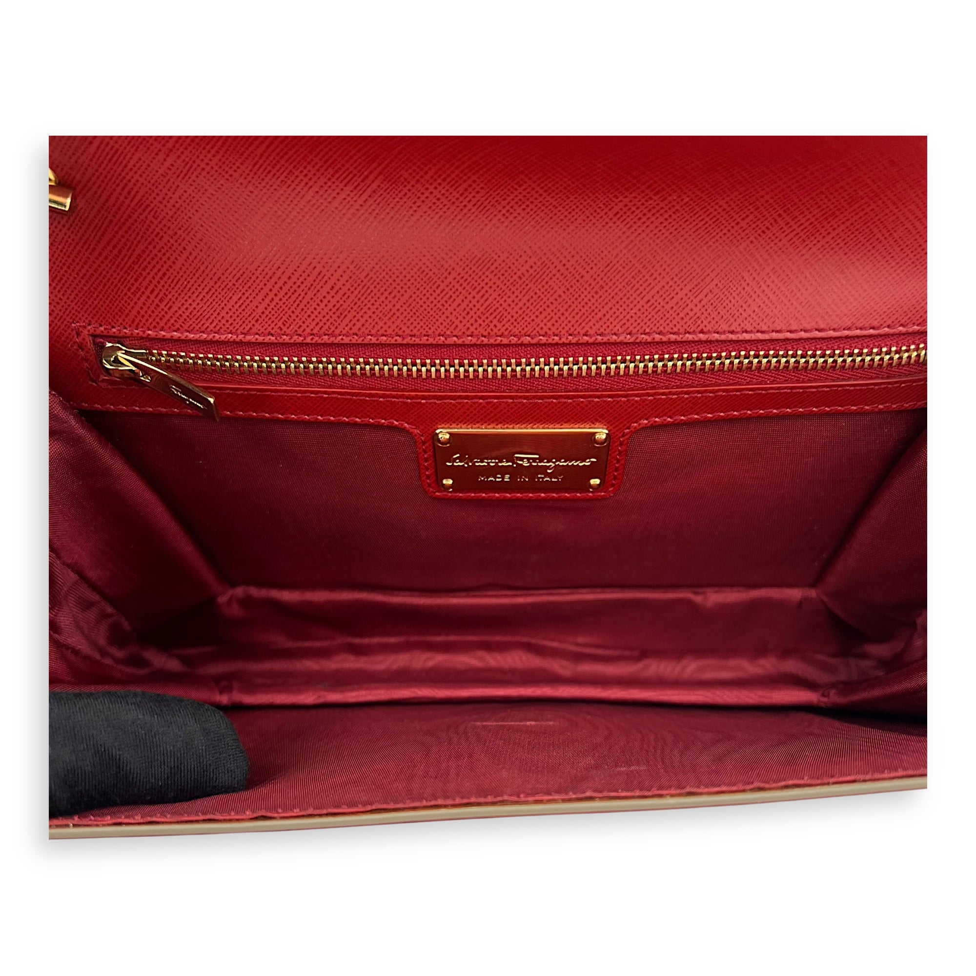 Vara Bow Red Shoulder Bag in Calfskin, Gold hardware - Image 7