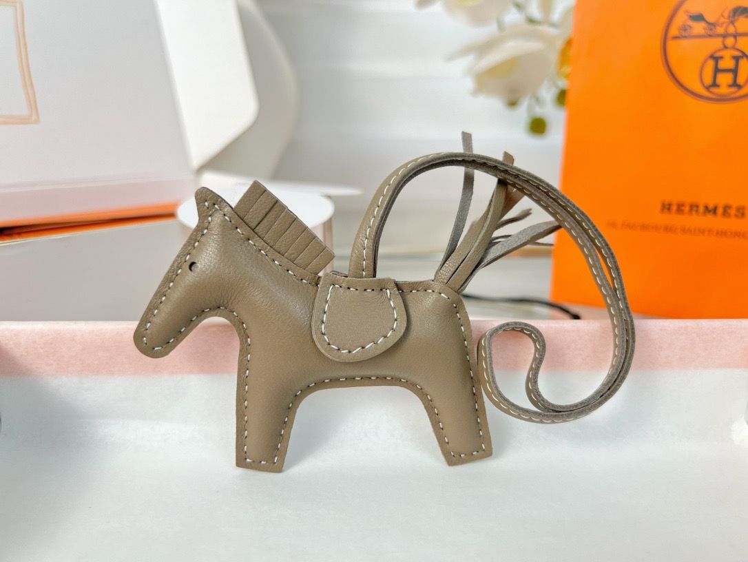 Hermes Rodeo PM Bag Charm in Etoupe Lambskin - Image 4
