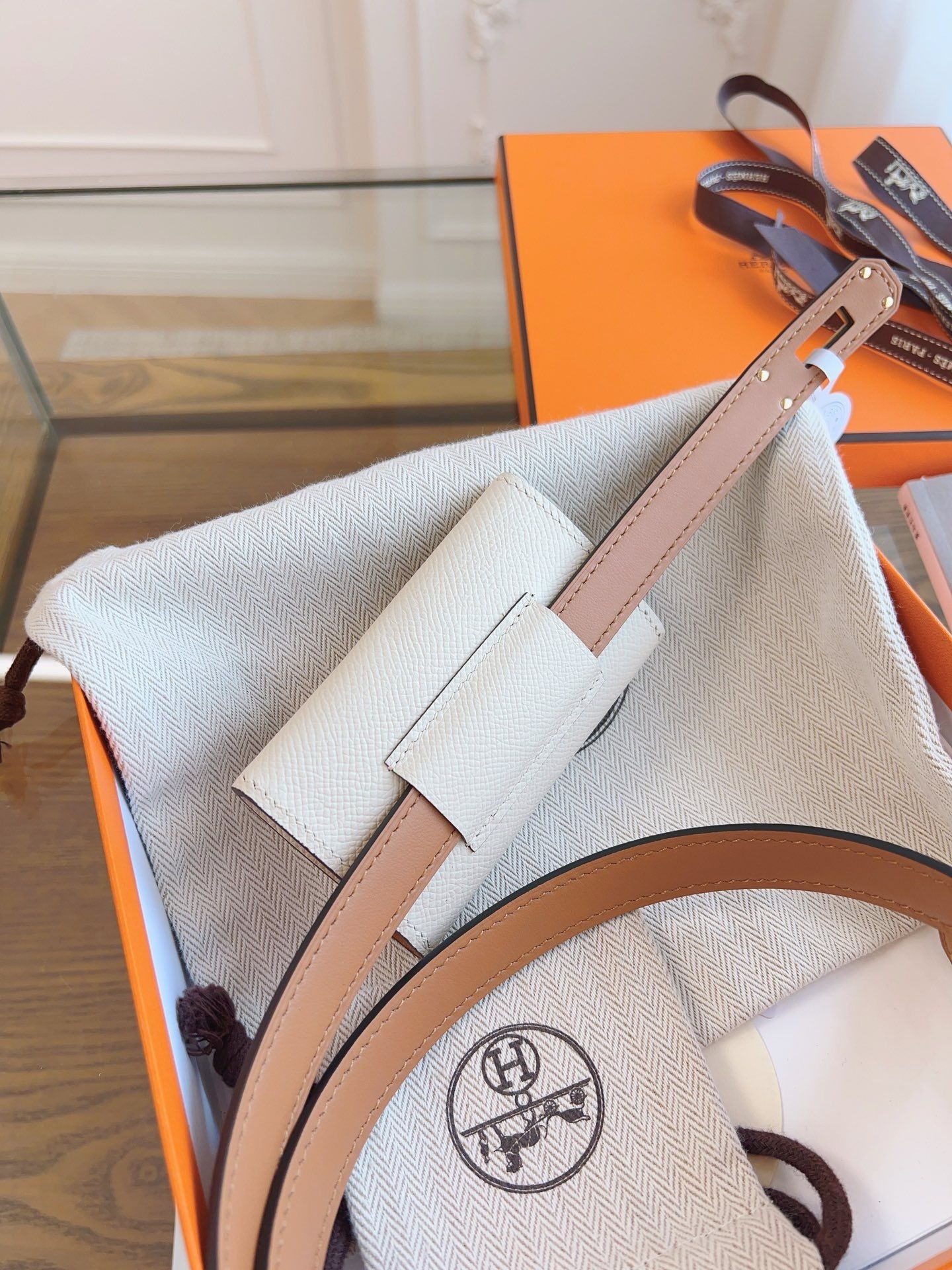 Hermes Kelly Pocket 18 Belt in Biscuit and White Epsom Calfkin - Image 6