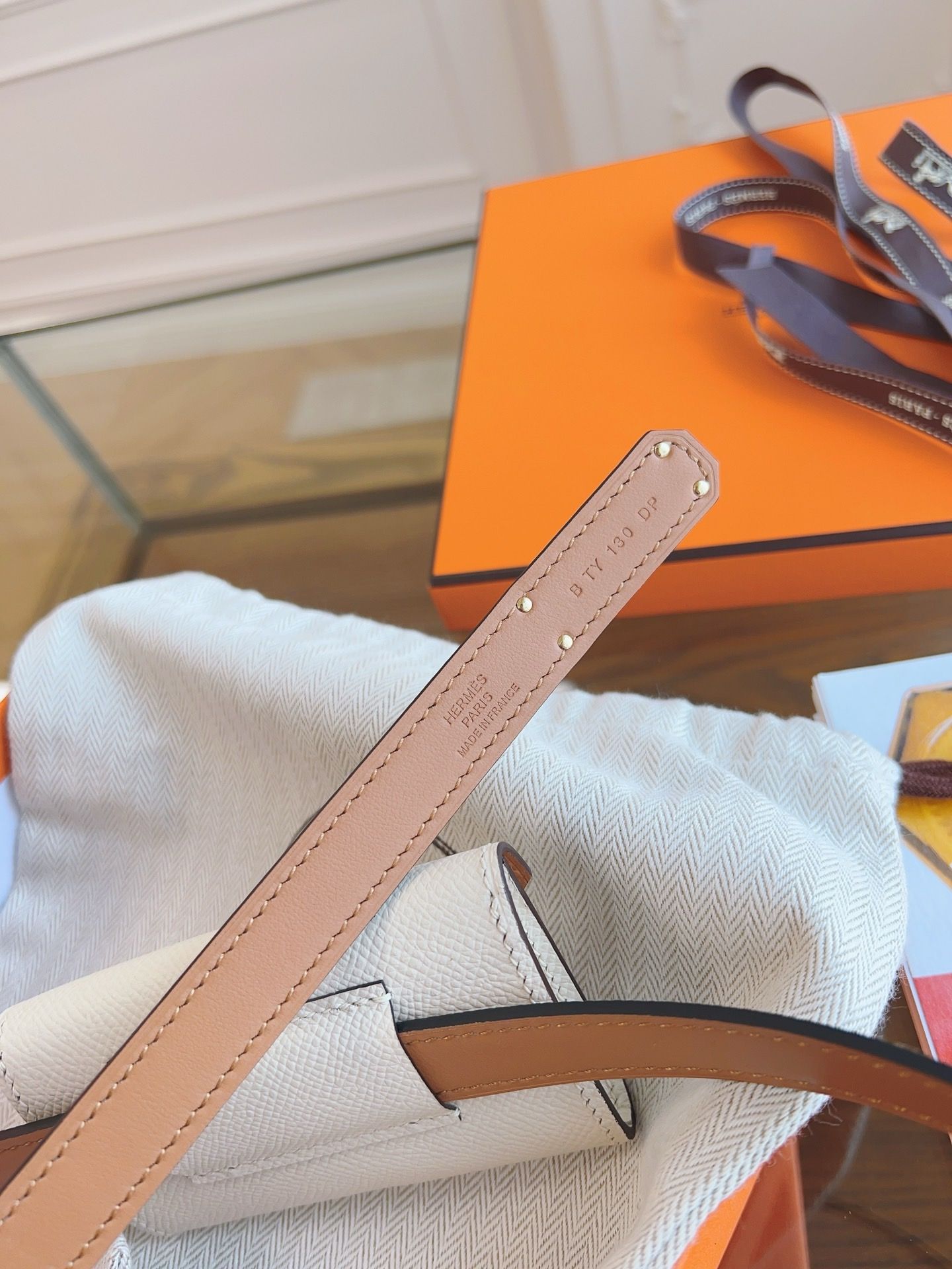 Hermes Kelly Pocket 18 Belt in Biscuit and White Epsom Calfkin - Image 8