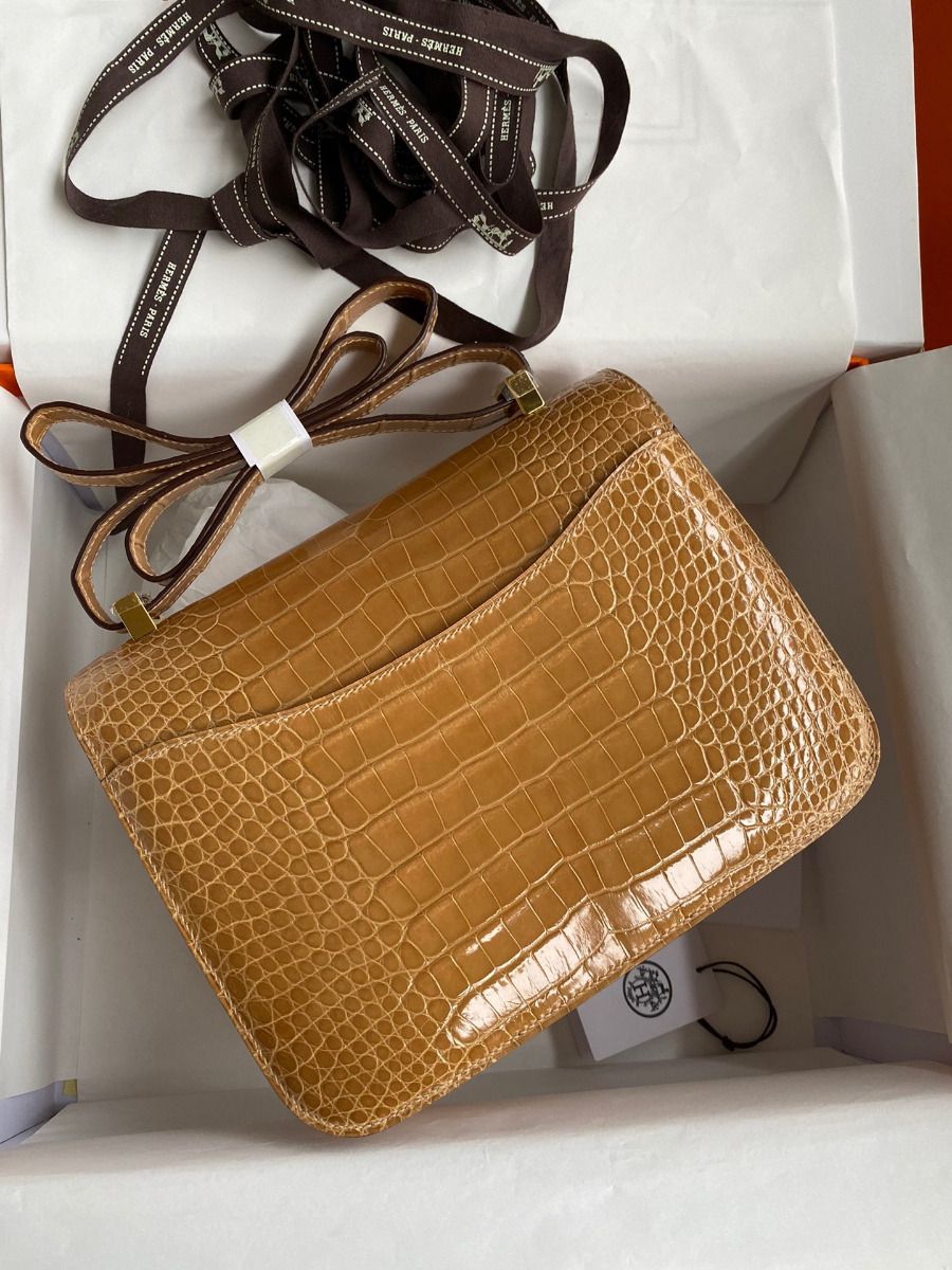 Hermes Constance 24 Handmade Bag In Beige Shiny Alligator Leather - Image 3