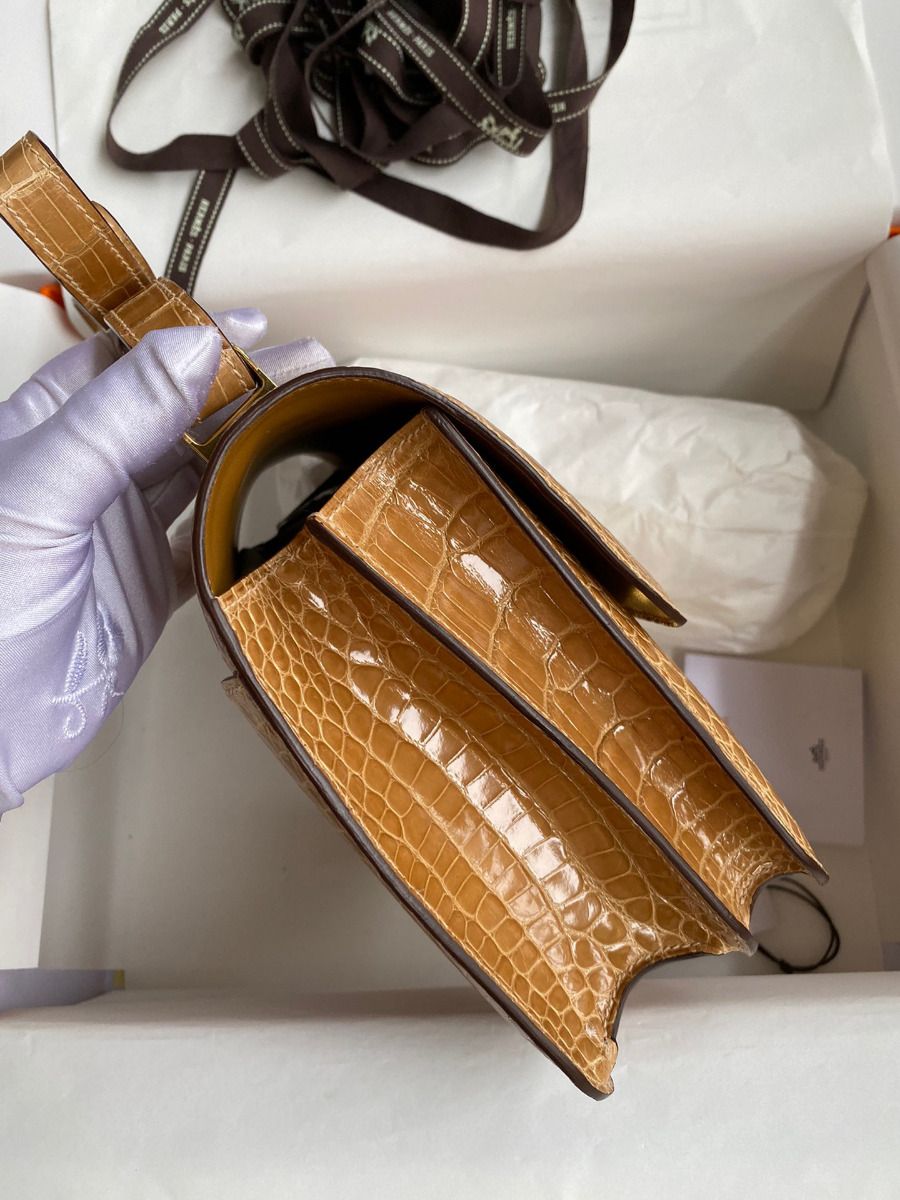 Hermes Constance 24 Handmade Bag In Beige Shiny Alligator Leather - Image 4