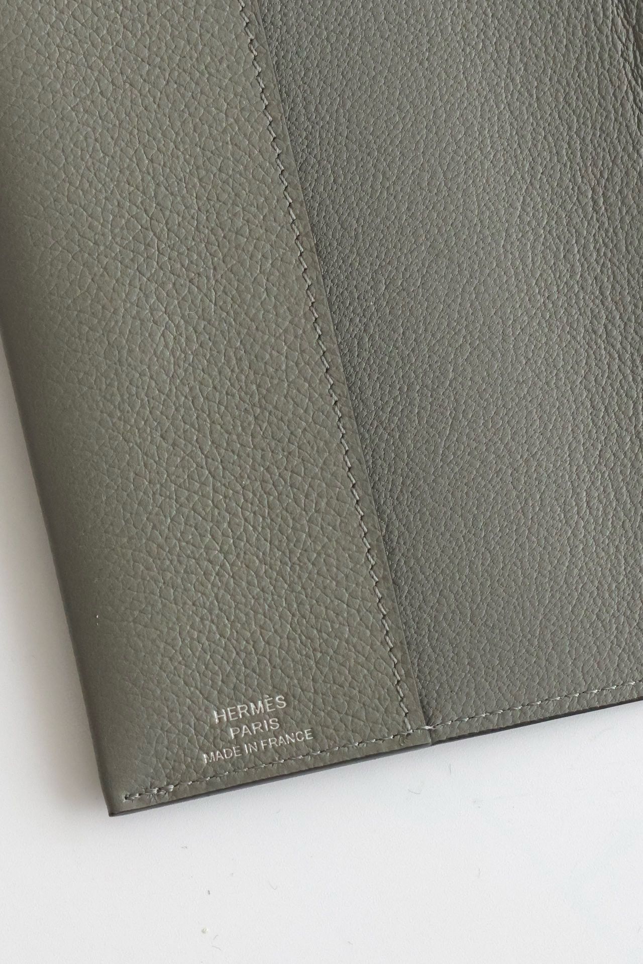 Hermes R.M.S Passport Holder in Gris Meyer Evercolor Calfskin - Image 3