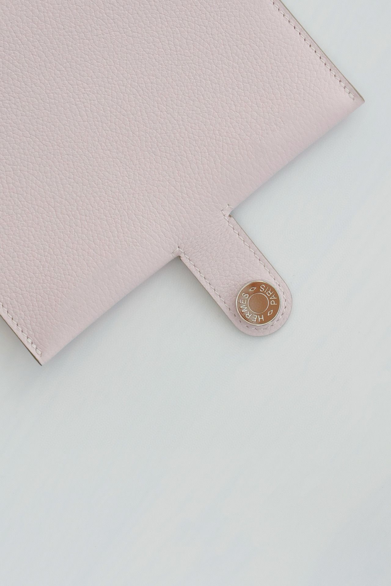Hermes R.M.S Passport Holder in Mauve Pale Evercolor Calfskin - Image 7
