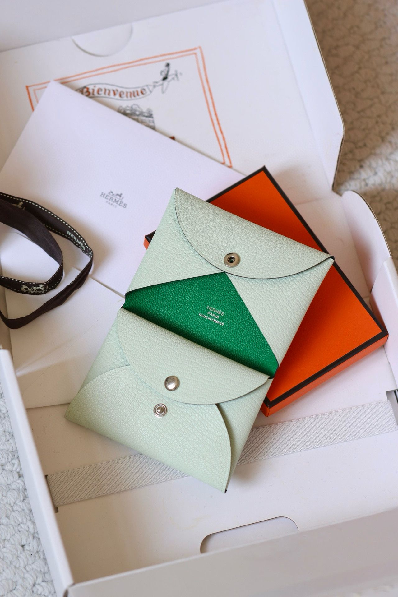 Hermes Calvi Duo Verso Card Holder in Vert Fizz Mysore Goatskin - Image 3