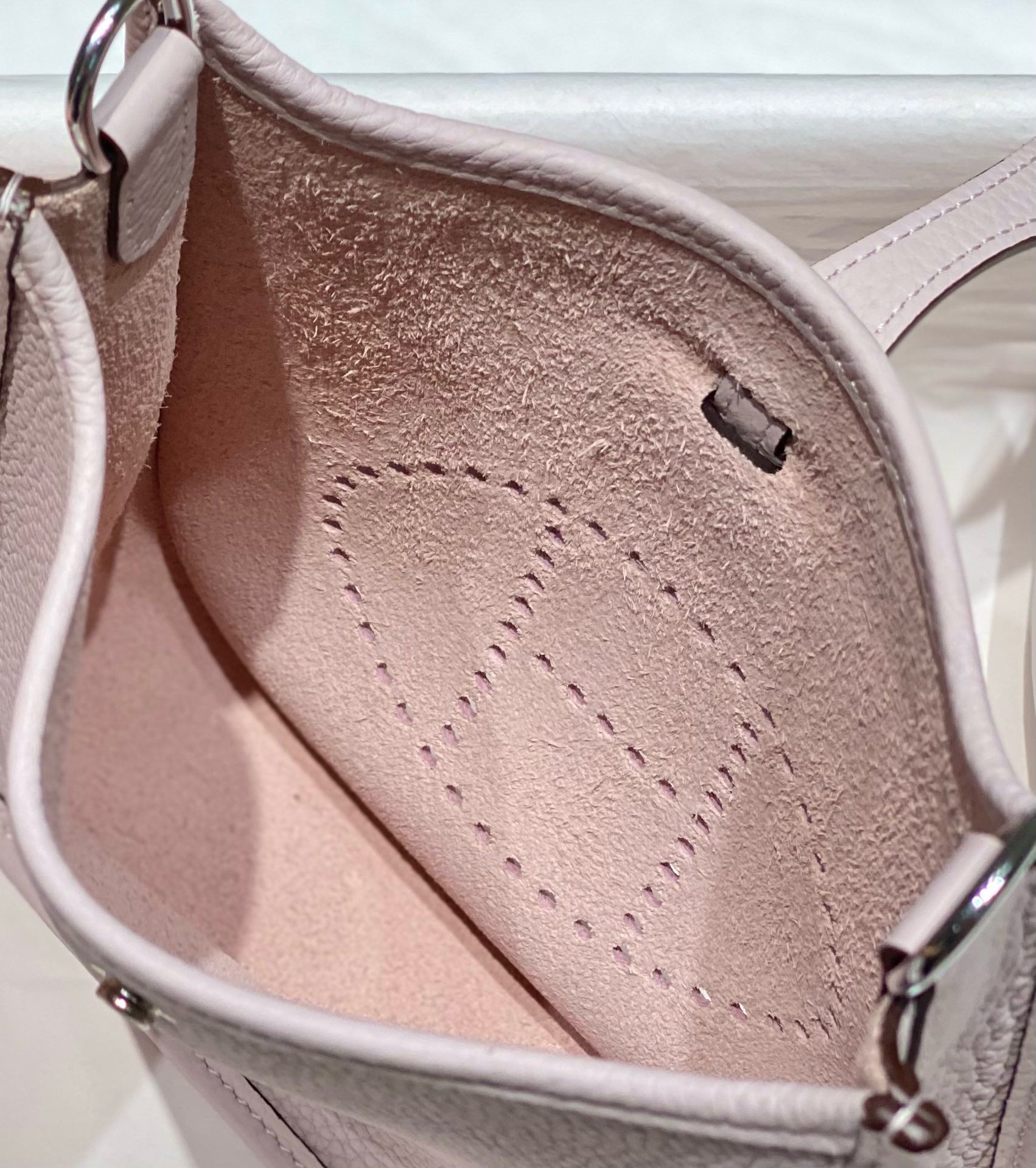 Hermes Evelyne III TPM Bag In Mauve Pale Clemence Leather - Image 10