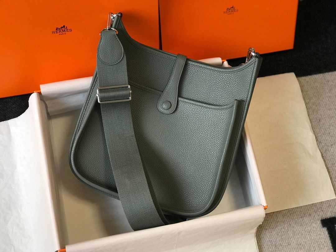 Hermes Evelyne III 29 PM Bag In Vert Amande Clemence Leather - Image 3