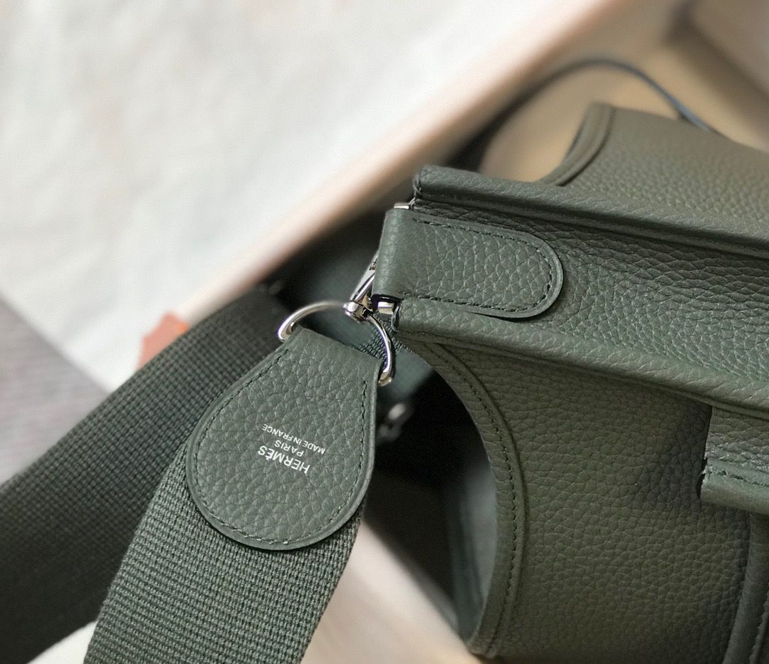 Hermes Evelyne III 29 PM Bag In Vert Amande Clemence Leather - Image 9