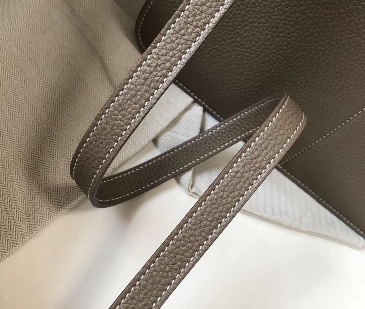 Hermes Halzan 31cm Bag In Taupe Clemence Leather - Image 8