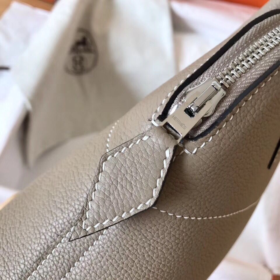 Hermes Bolide 31 Handmade Bag In Tourterelle Clemence Leather - Image 4