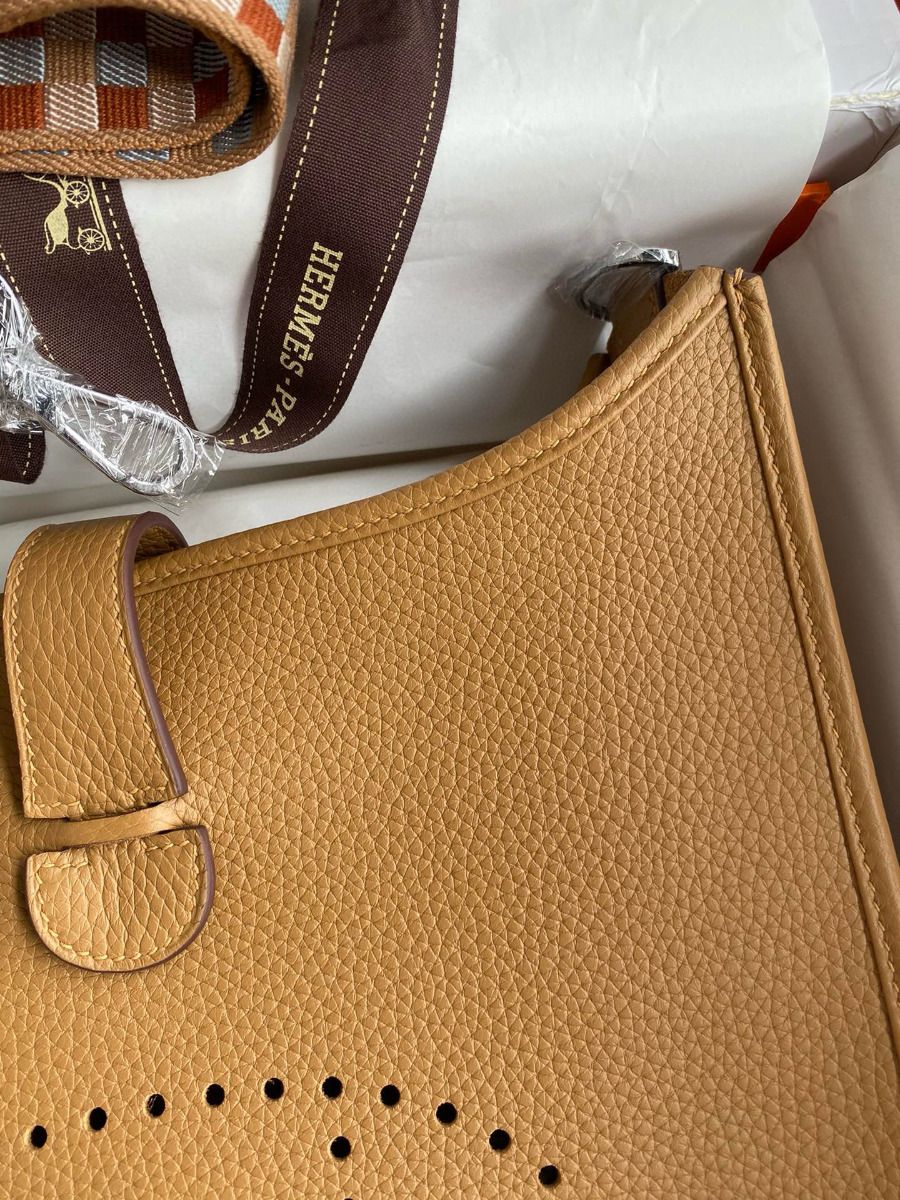 Hermes Evelyne III PM 29 Handmade Bag in Biscuit Clemence Leather - Image 4