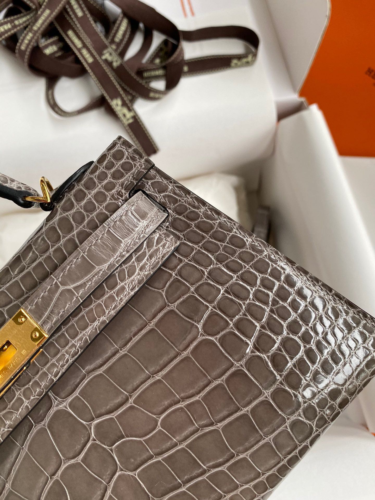 Hermes Kelly Mini II Sellier Handmade Bag in Gris Tourterelle Shiny Alligator Leather - Image 5