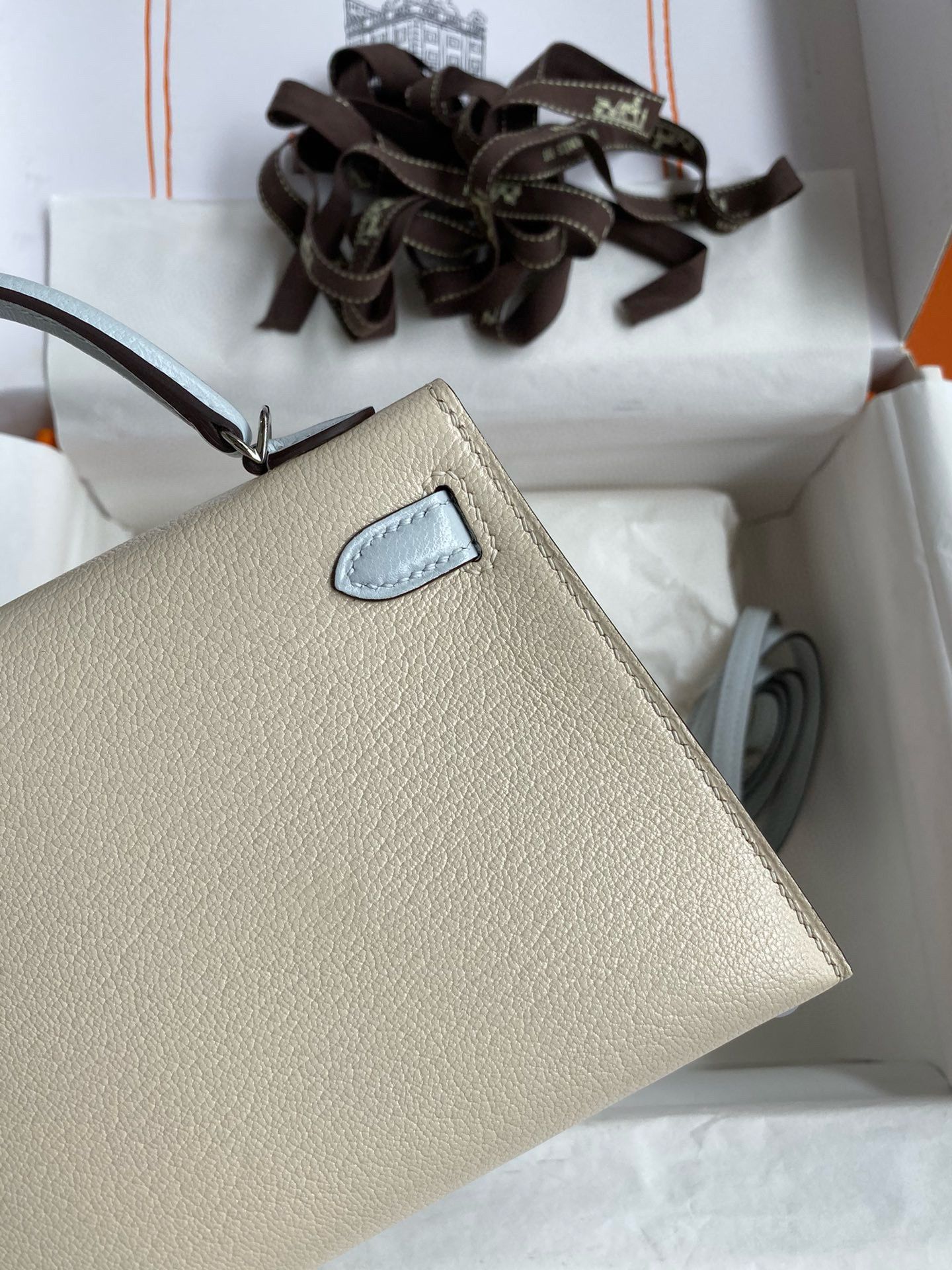 Hermes Kelly Mini II Sellier Bicolor Handmade Bag in Nata and Blue Brume Chevre Mysore Leather - Image 6