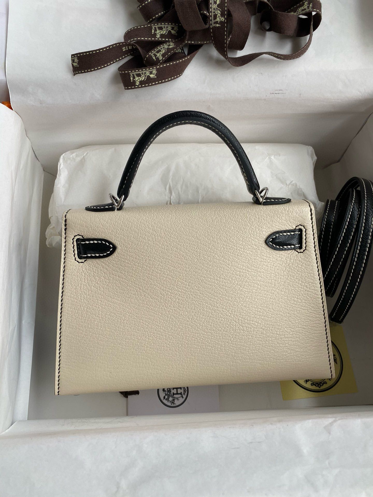 Hermes Kelly Mini II Sellier Bicolor Handmade Bag in Nata and Black Chevre Mysore Leather - Image 3