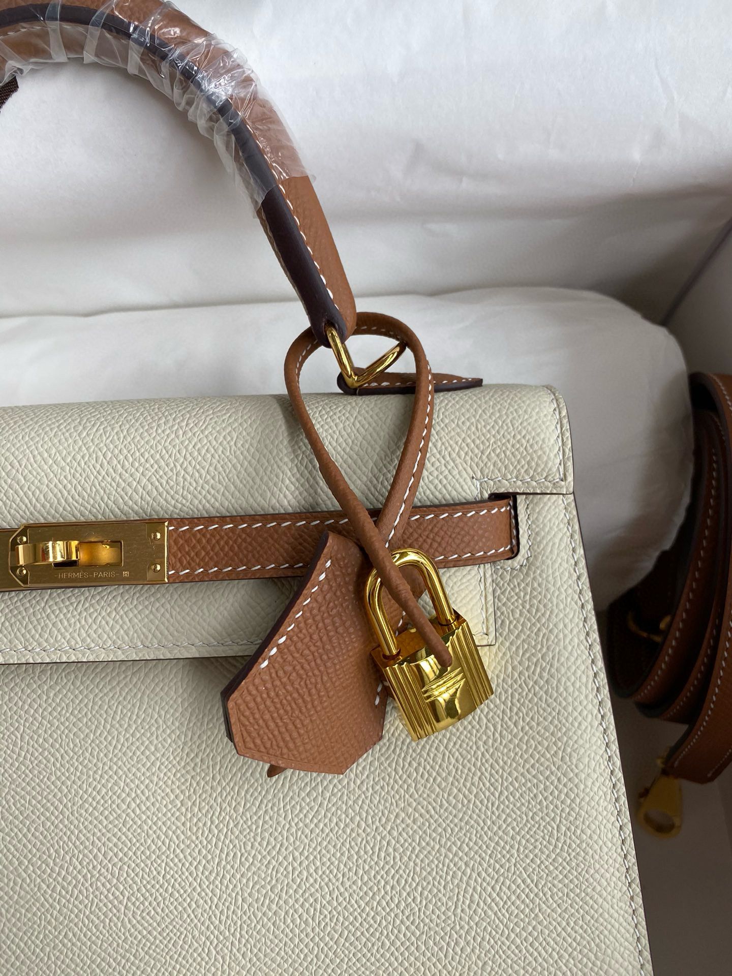 Hermes HSS Kelly Sellier 25 Bicolor Bag in Craie and Gold Epsom Calfskin - Image 4