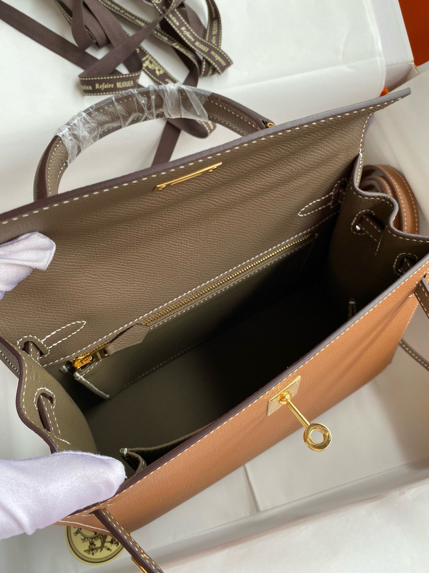 Hermes HSS Kelly Sellier 25 Bicolor Bag in Gold and Taupe Epsom Calfskin - Image 9