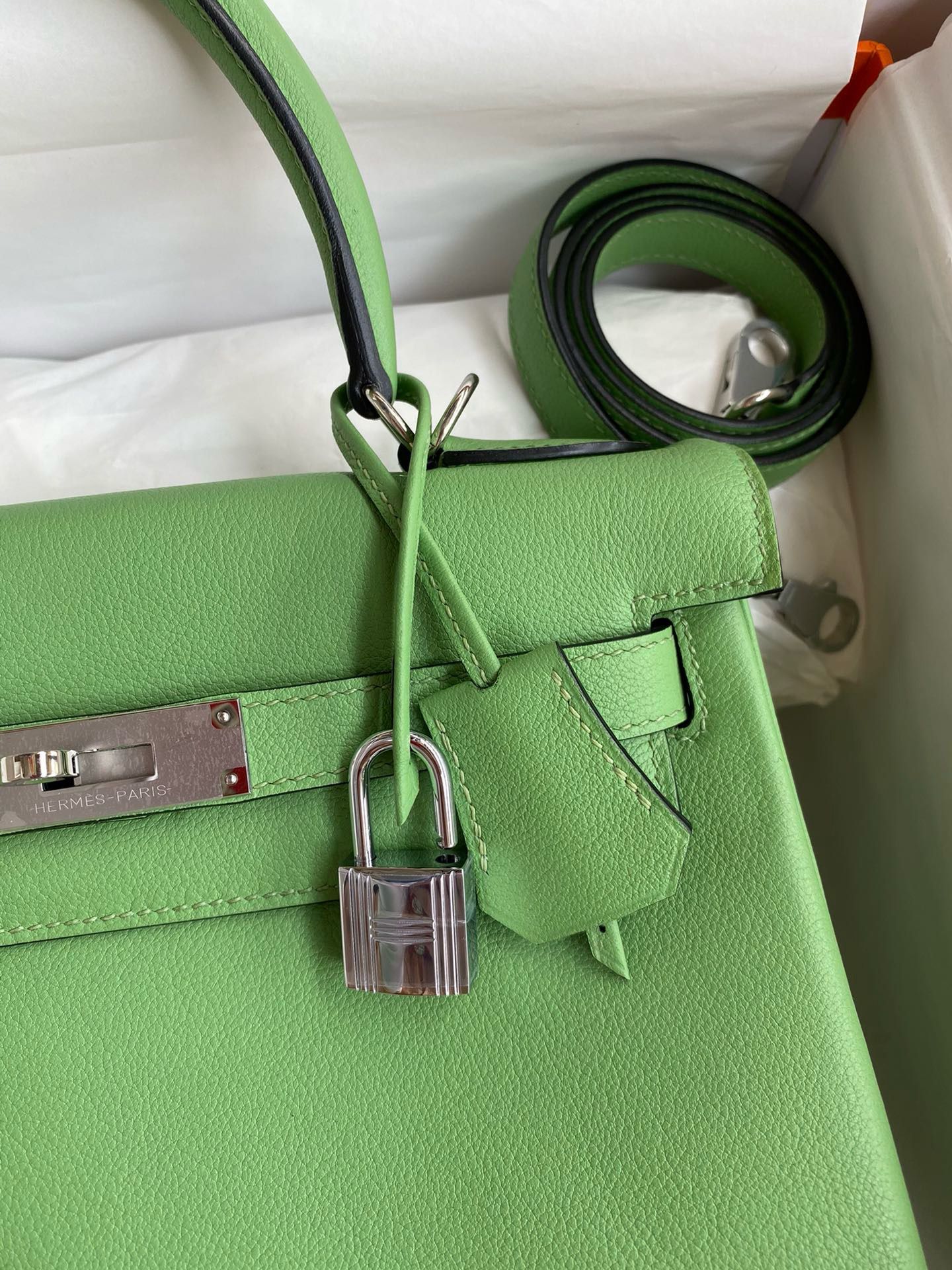 Hermes Kelly Retourne 28 Handmade Bag in Vert Criquet Evercolor Calfskin - Image 4