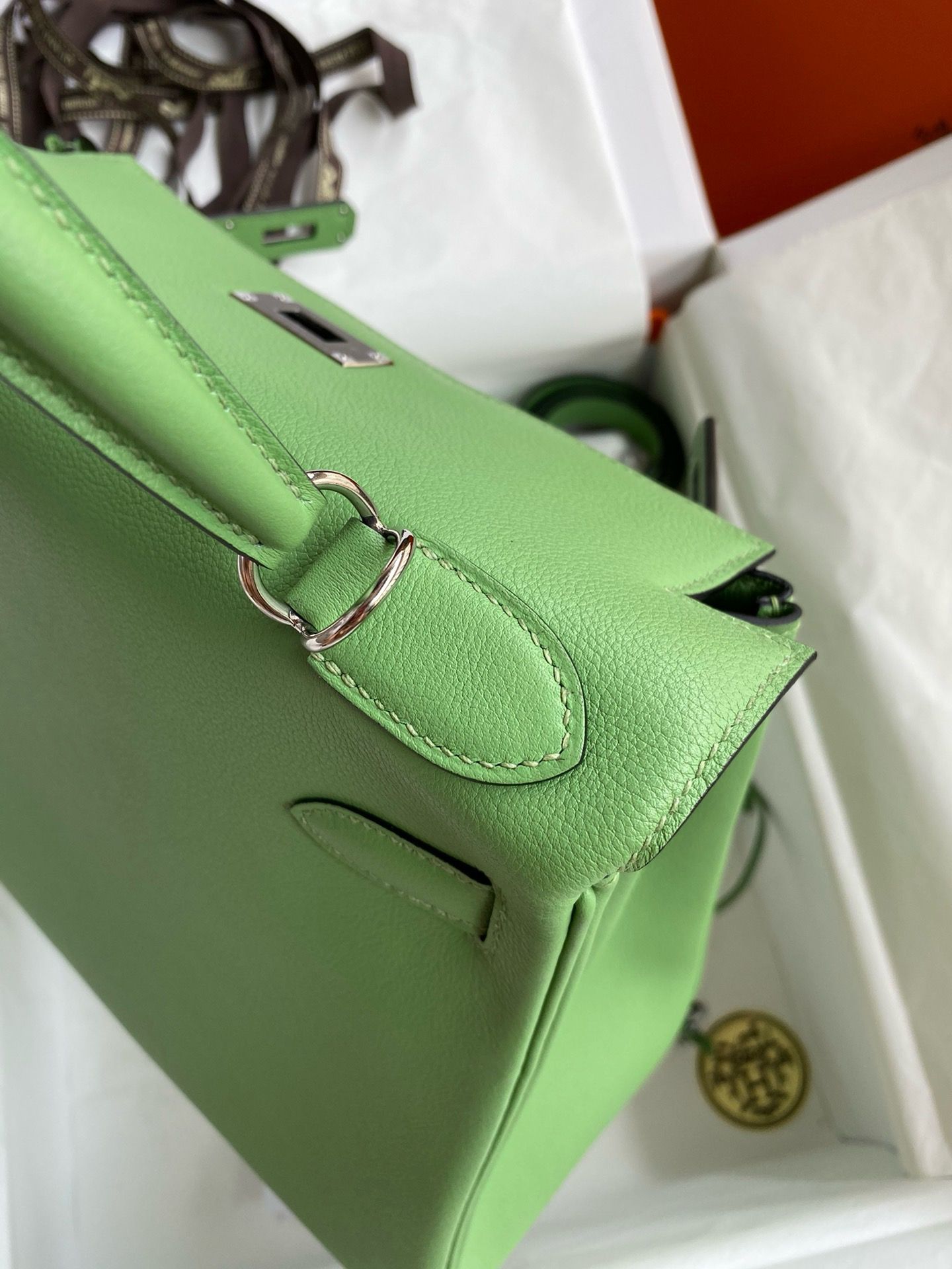 Hermes Kelly Retourne 28 Handmade Bag in Vert Criquet Evercolor Calfskin - Image 7