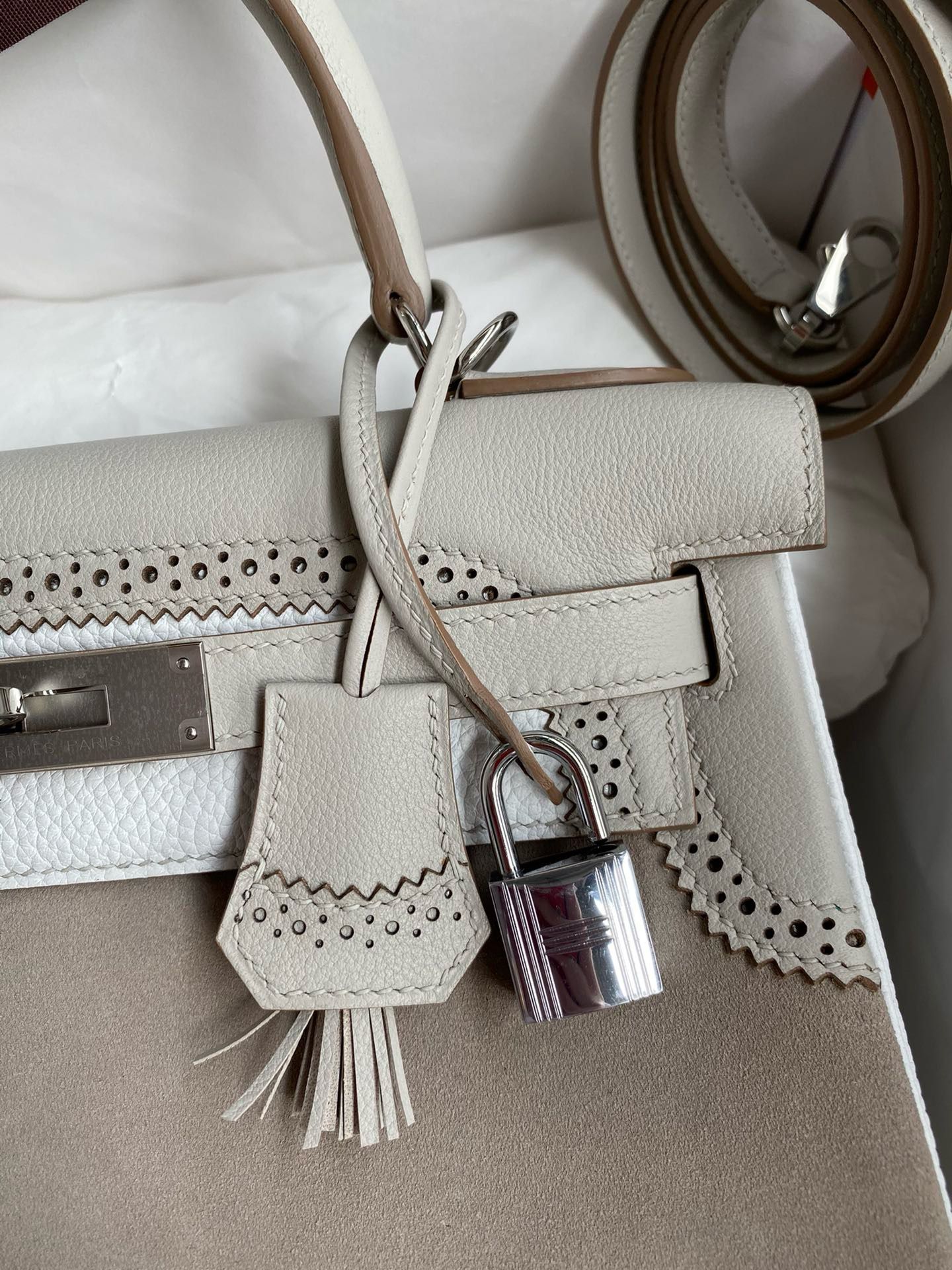 Hermes Kelly 28 Ghillies Grizzly Bag in Pearl Grey Evercolor and Grey Veau Doblis - Image 4