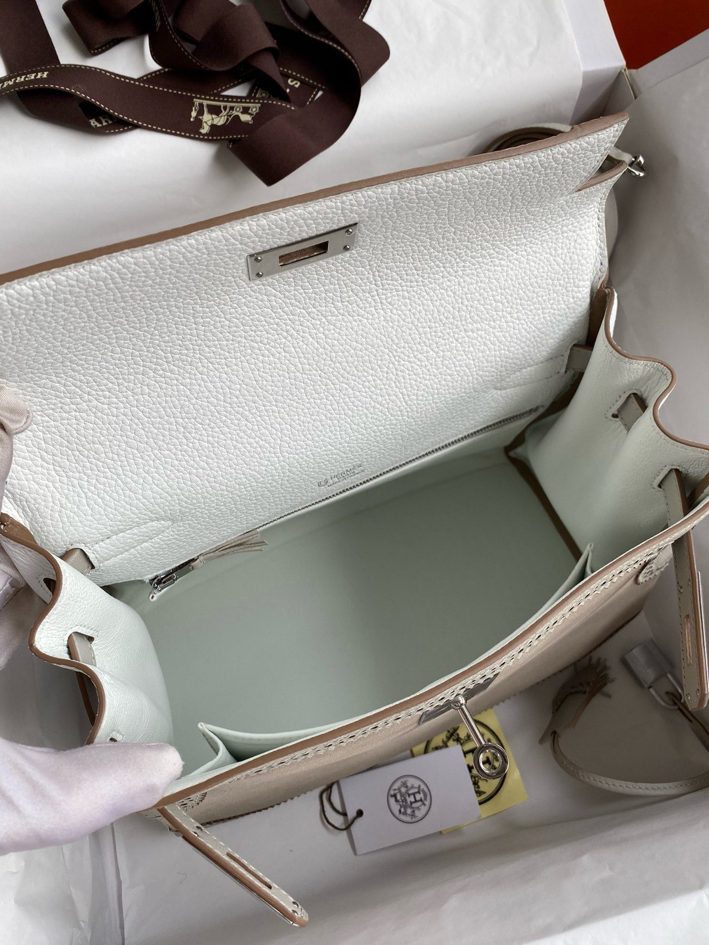 Hermes Kelly 28 Ghillies Grizzly Bag in Pearl Grey Evercolor and Grey Veau Doblis - Image 9