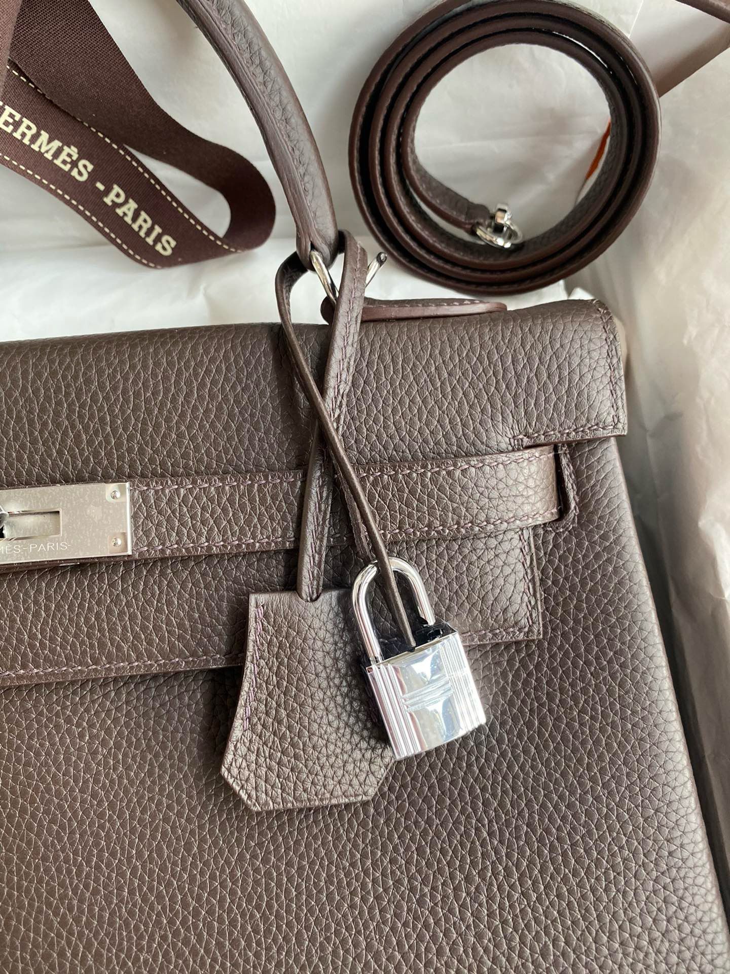Hermes Kelly Retourne 32 Handmade Bag in Chocolat Clemence Leather - Image 4