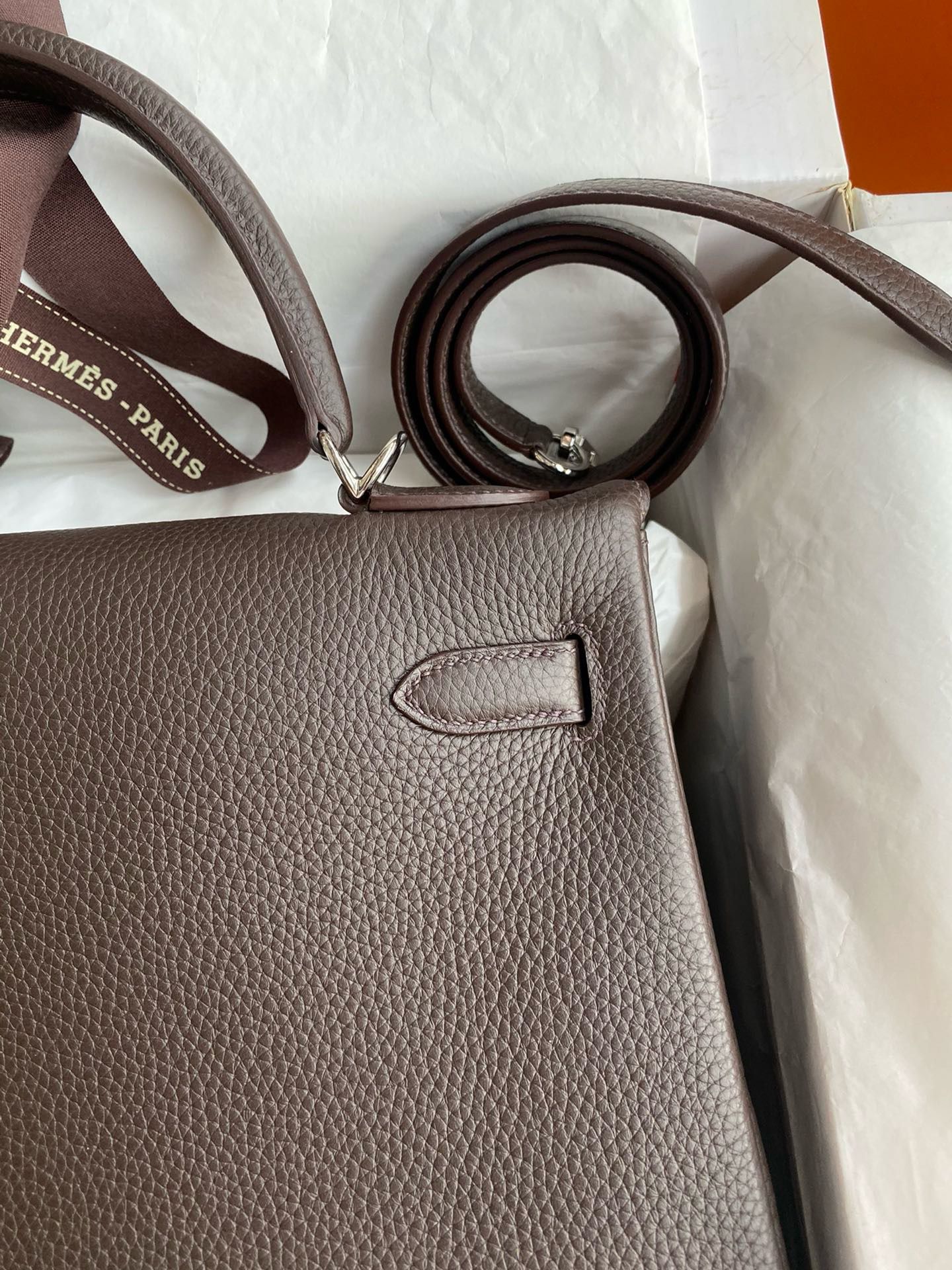 Hermes Kelly Retourne 32 Handmade Bag in Chocolat Clemence Leather - Image 5