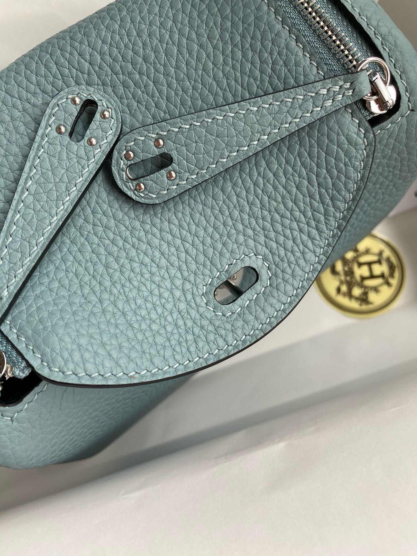 Hermes Mini Lindy Handmade Bag In Ciel Clemence Leather - Image 5