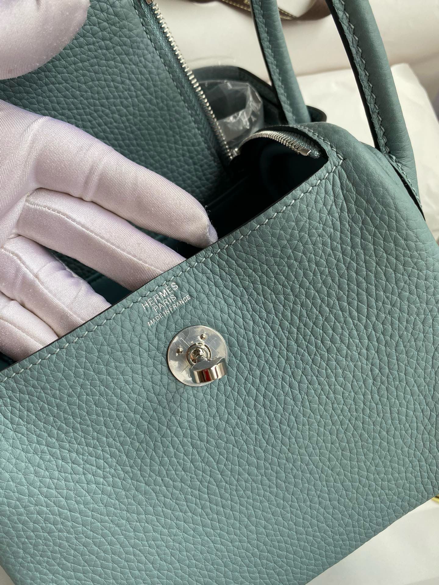 Hermes Mini Lindy Handmade Bag In Ciel Clemence Leather - Image 8