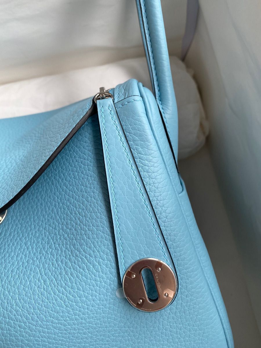Hermes Lindy 26 Handmade Bag In Blue Atoll Clemence Leather - Image 4