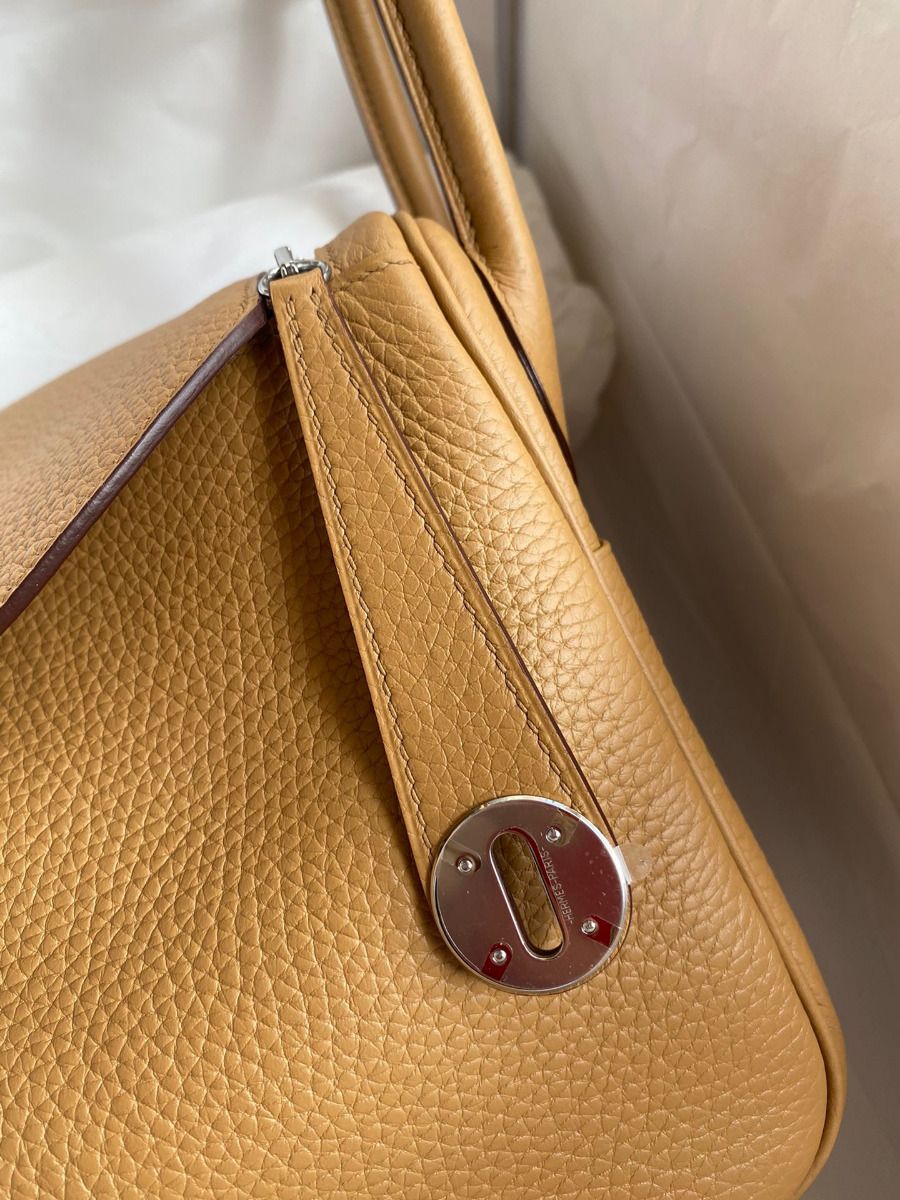 Hermes Lindy 26 Handmade Bag In Biscuit Clemence Leather - Image 4