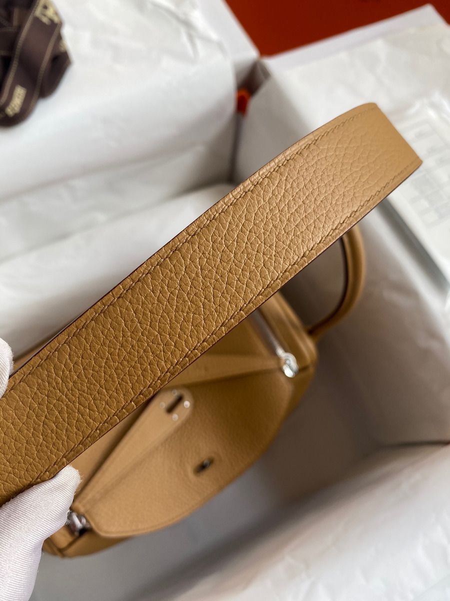 Hermes Lindy 26 Handmade Bag In Biscuit Clemence Leather - Image 8