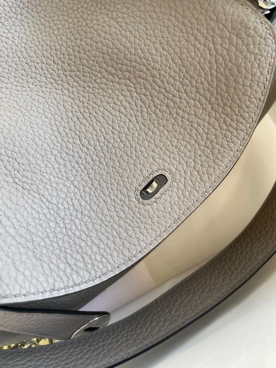 Hermes Lindy 26 Handmade Bag In Etain Clemence Leather - Image 7
