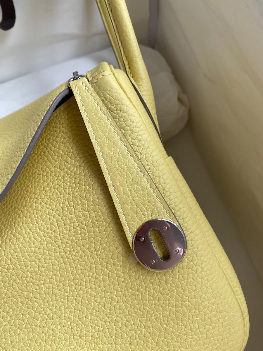 Hermes Lindy 26 Handmade Bag In Jaune Poussin Clemence Leather - Image 4