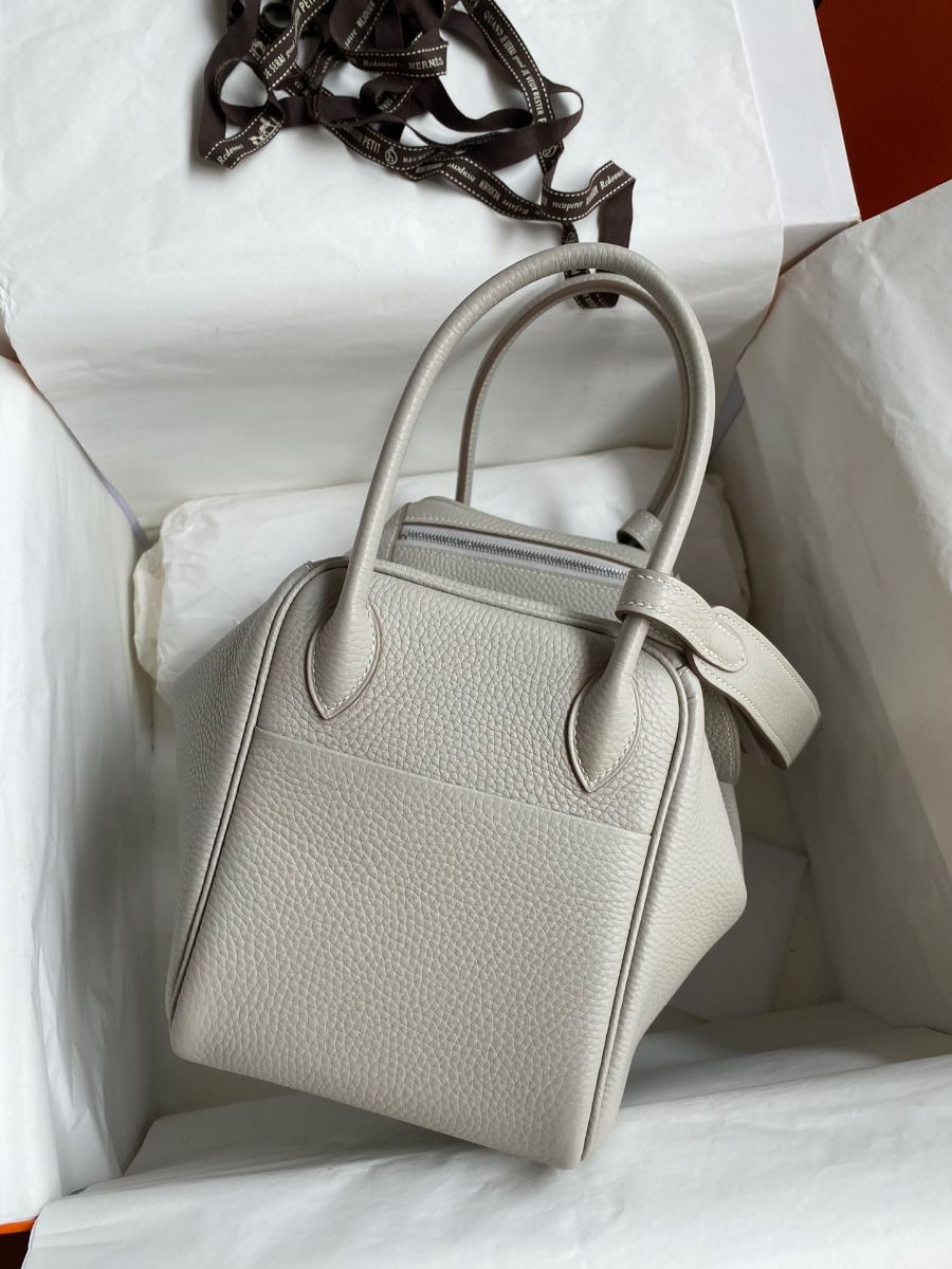 Hermes Lindy 26 Handmade Bag In Pearl Grey Clemence Leather - Image 3