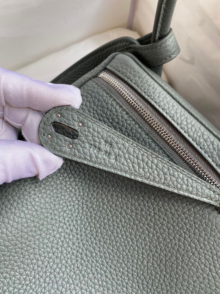 Hermes Lindy 26 Handmade Bag In Vert Amande Clemence Leather - Image 6