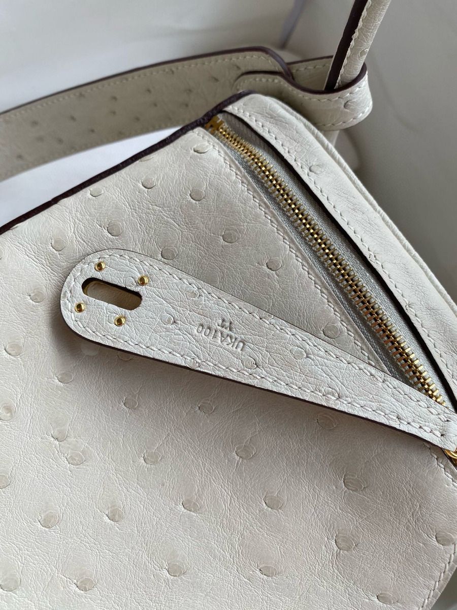 Hermes Lindy 26 Handmade Bag In Craie Ostrich Leather - Image 6