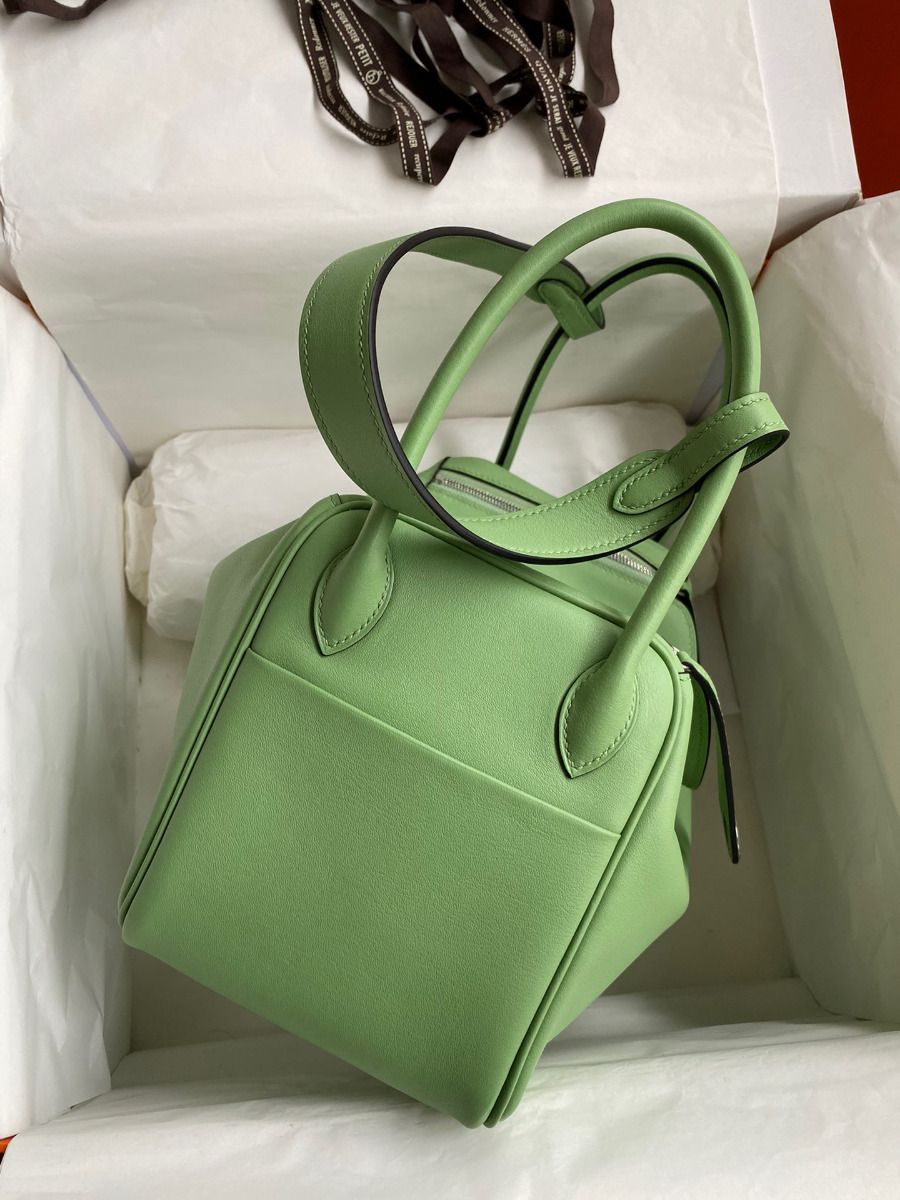 Hermes Lindy 26 Handmade Bag In Vert Criquet Swift Calfskin - Image 3