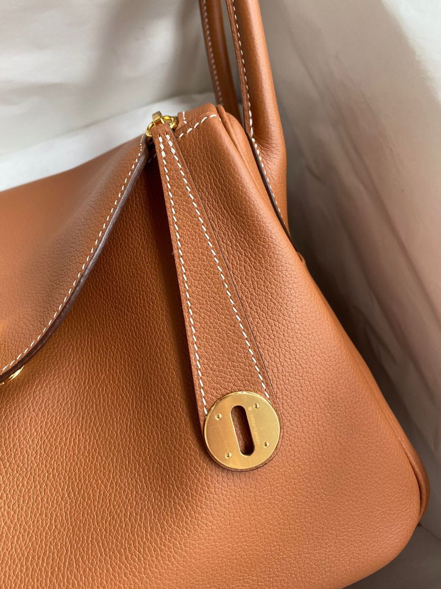 Hermes Lindy 30 Handmade Bag In Gold Evercolor Leather - Image 4