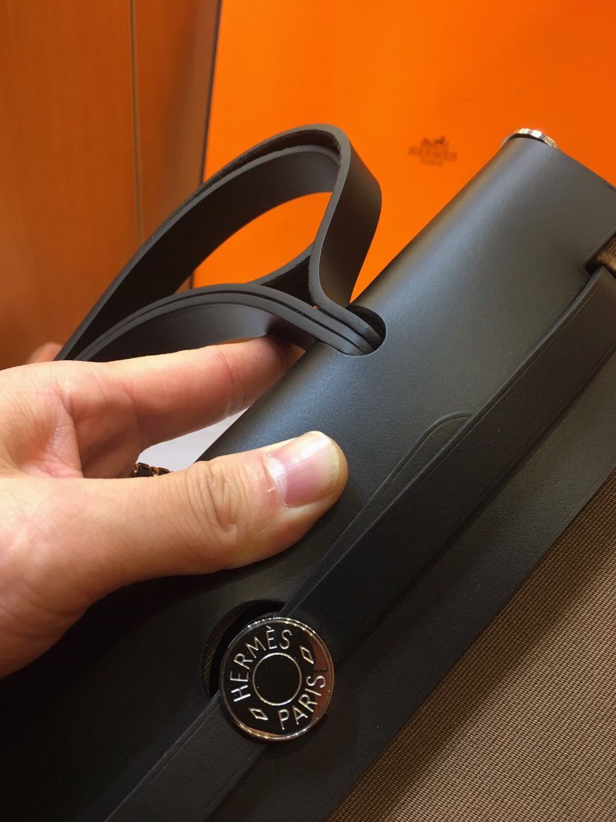 Hermes Herbag Zip 31cm Bag In Black And Taupe - Image 6