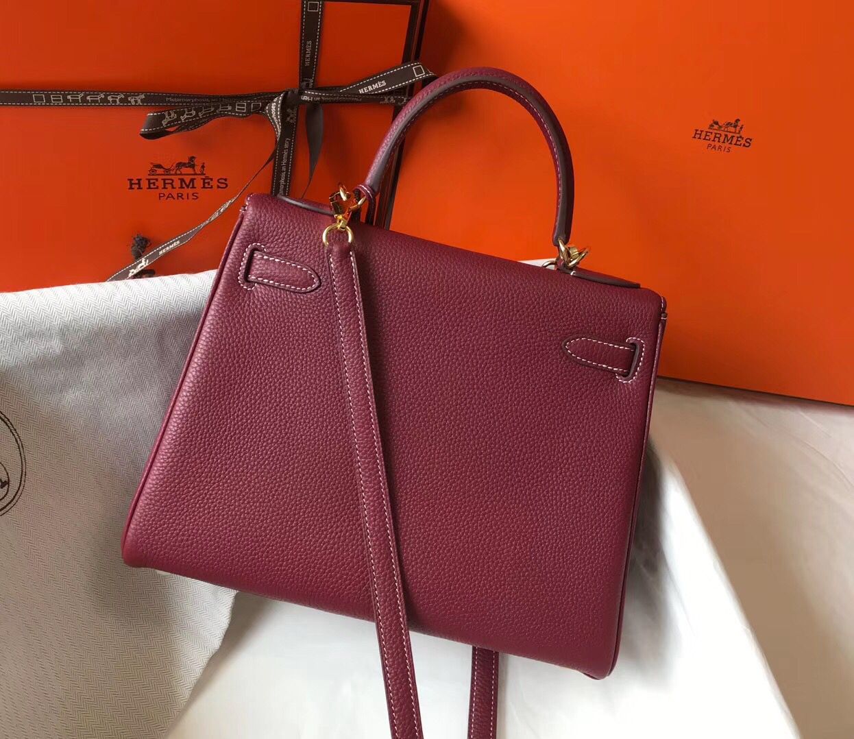 Hermes Kelly 28cm Bag In Bordeaxu Clemence Leather GHW - Image 3