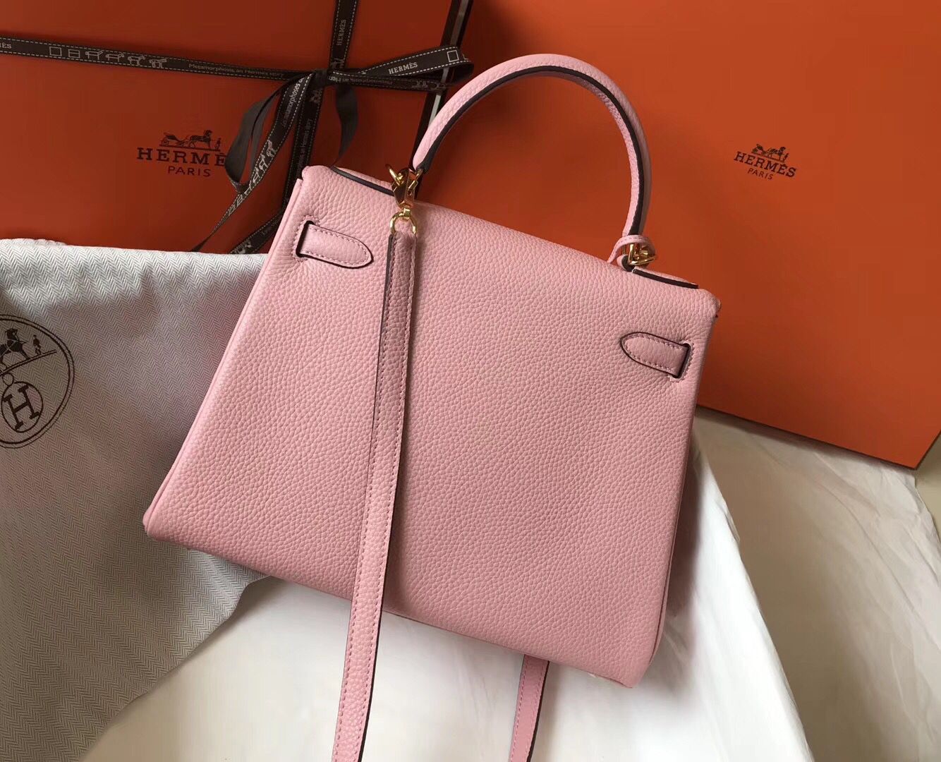 Hermes Kelly 28cm Bag In Pink Clemence Leather GHW - Image 3