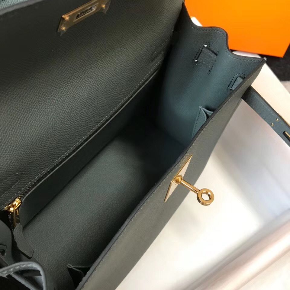 Hermes Kelly 28cm Bag In Vert Amande Epsom Leather GHW - Image 4