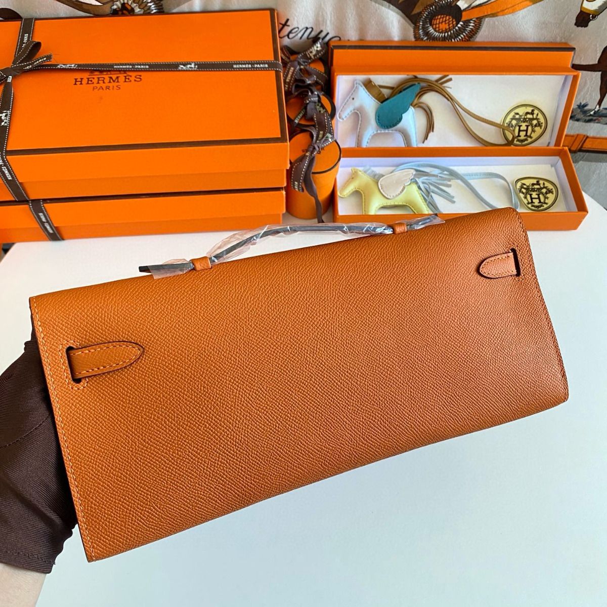 Hermes Kelly Cut Handmade Bag in Orange Epsom Calfskin - Image 3