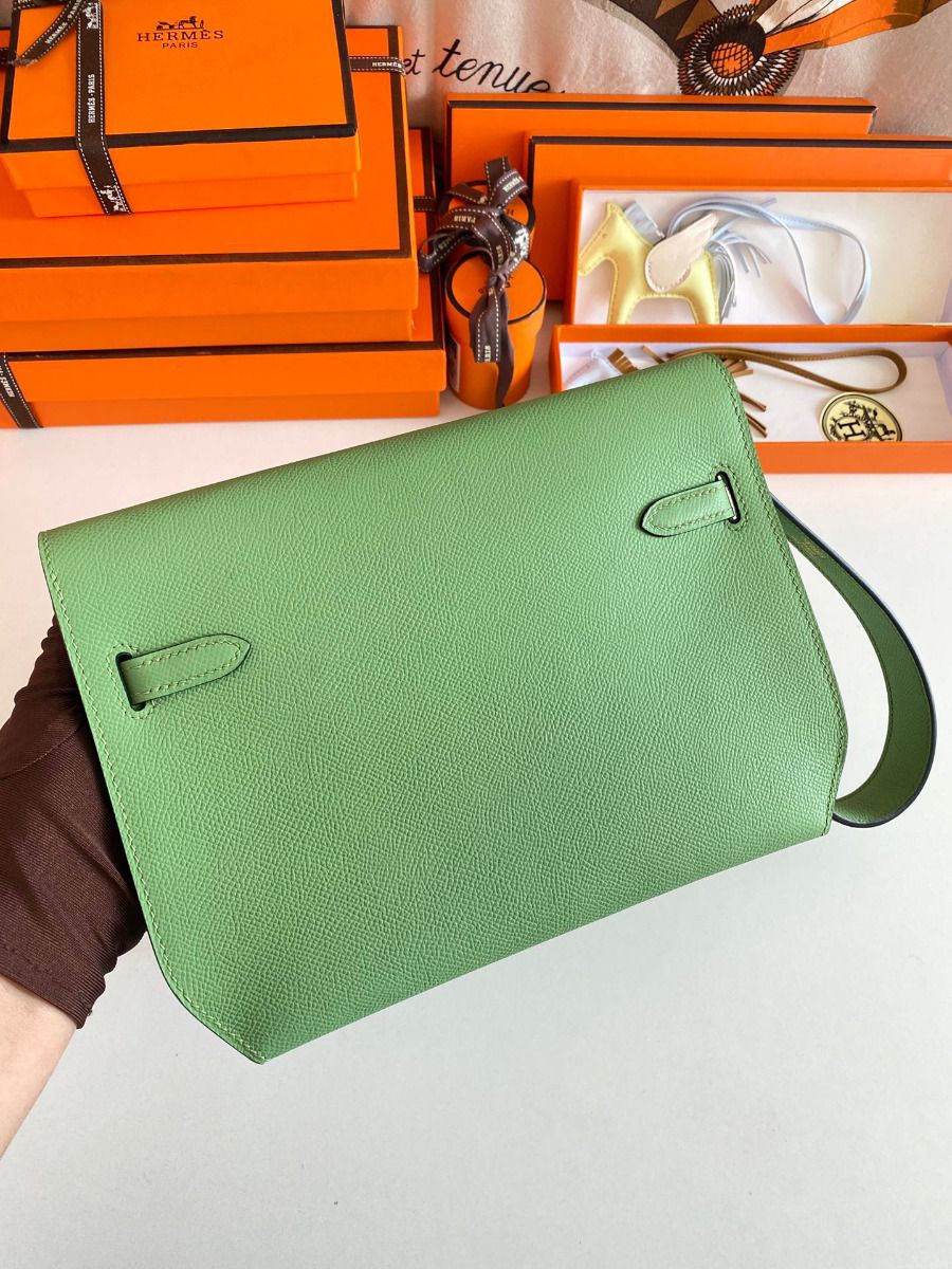 Hermes Kelly Depeches 25 Pouch in Vert Criquet Epsom Calfskin - Image 3